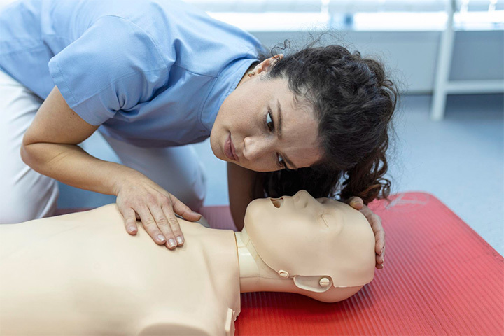 thumb_0001_cpr-class-with-instructors-talking-demonstrating-firt-aid-compressions-ans-reanimation-procedure-cpr-dummy.jpg 